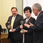 Laureaci Międzynarodowej Nagrody Zaufania Złoty Otis 2018: dr Ewelina Hrycaj-Małanicz i prof. Waldemar Priebe. Statuetki wręczali Marszałek Senatu Stanisław Karczewski i senator Waldemar Kraska