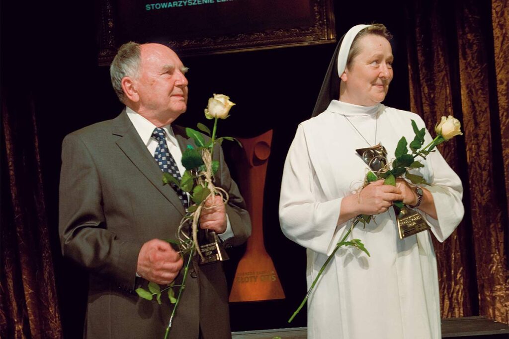 Prof. Zbigniew Chłap i siostra Józefina Grabowska – laureaci V Międzynarodowej Nagrody Zaufania 2010
