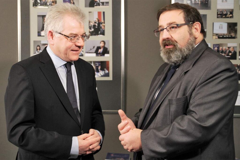 Minister Jacek Czaputowicz rozmawia z wspierającym międzynarodowe działania Nagrody, ministrem Krzysztofem Stanowskim