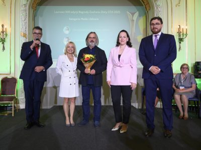 Prowadzący oraz Maciej Gudowski (w środku), wybitny lektor