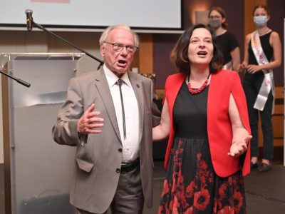 Prof. Krzysztof Bielecki i dr Elżbieta Puacz śpiewają „Sto lat” z okazji urodzin naszej nagrody