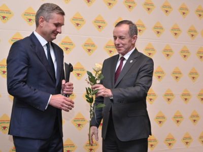 Prof. Tomasz Grodzki gratuluje prof. Pawłowi Bogdańskiemu nagrody specjalnej za walkę ze stereotypami na temat leczenia otyłości